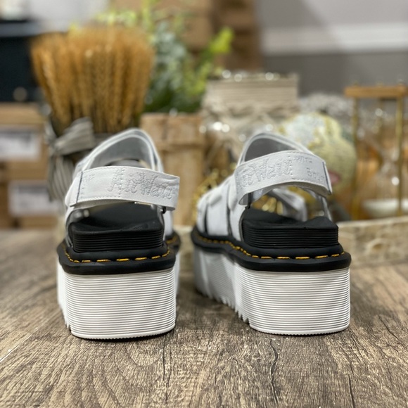 🆕 Women's Dr. Martens Kimber Sandal White Black Hydro + Logo Webbing Flatform - Picture 9 of 13